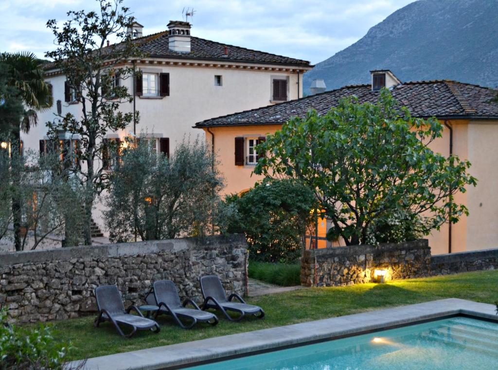 a villa with a swimming pool and a house at Hotel Albergo Villa Marta in Lucca