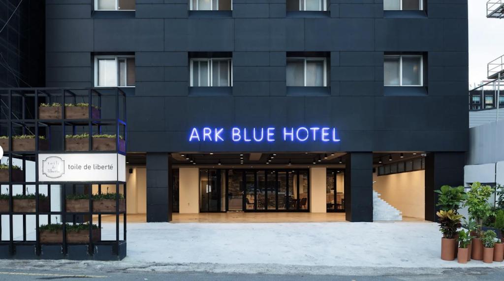 ein Eingang zu einem Apartmentgebäude mit einem blauen Hotel in der Unterkunft Busan Hauendae Ark Blue Hotel in Busan