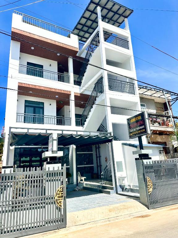 a white building with a sign in front of it at THUẬN VƯƠNG Homestay in Vĩnh Hy