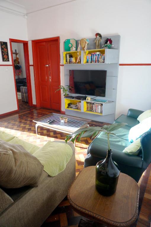 Mambembe House