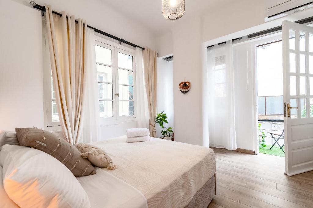 Central Monastiraki 2BR Urban Boho