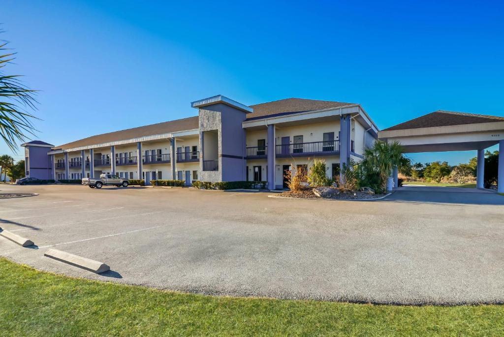a large apartment building with a parking lot at Quality Inn Weeki Wachee - Spring Hill in Weeki Wachee