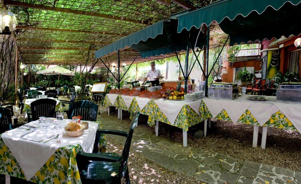 Um restaurante ou outro lugar para comer em Hotel Delle Muse