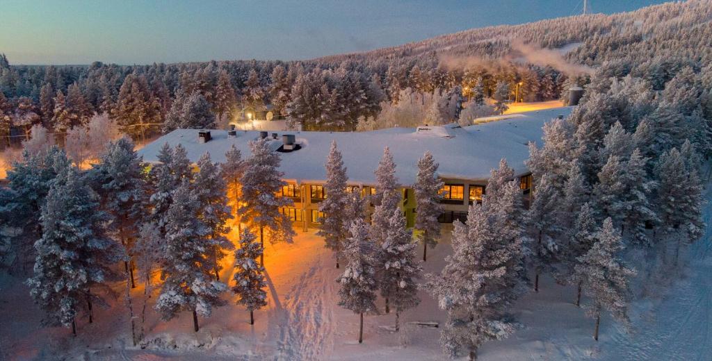 Luftaufnahme einer Skihütte im Schnee in der Unterkunft Lapland Hotels Hetta in Enontekiö