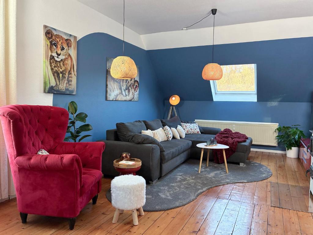 a living room with a couch and two chairs at Stilvolle, ruhige Wald-FeWo - Kaminofen, Dachterrasse, hundefreundlich in Remscheid