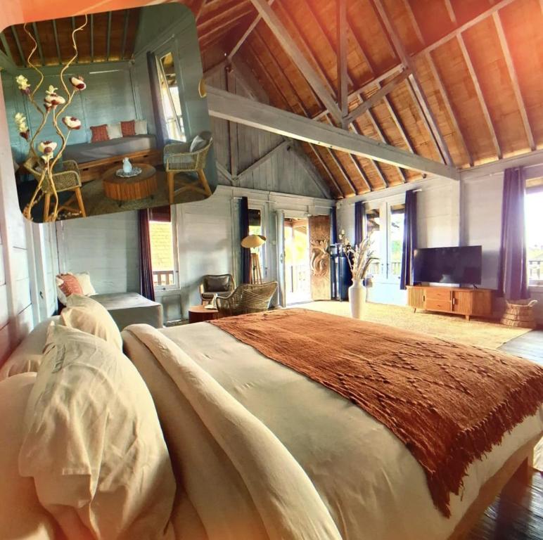 a large bedroom with a large bed in a room at Rumah Kayu Sari in Mengwi