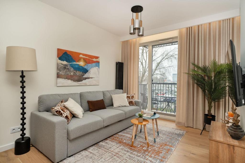 Khu vực ghế ngồi tại Stylish Studio in Ożarów Mazowiecki with Balcony by Noclegi Renters