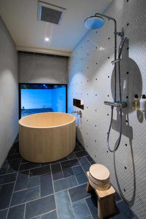 京都市にあるホテル　アンテルーム　京都のバスルーム(バスタブ、シャワー、トイレ付)
