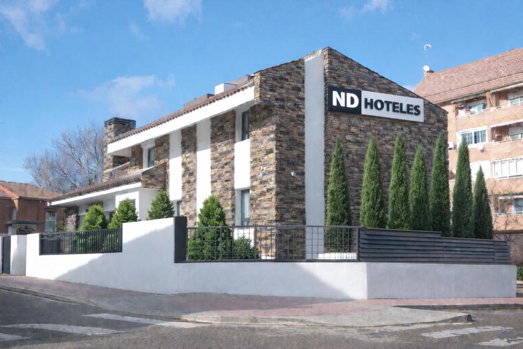 a building with a sign that reads no hotels at ND Hoteles in Valdemoro