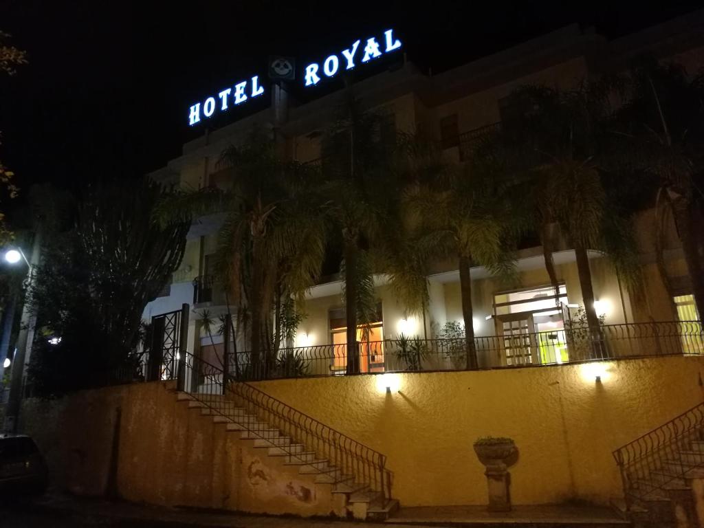 ein Hotel in der Nacht mit einem Schild an einem Gebäude in der Unterkunft Hotel Royal Cattafi in San Filippo del Mela