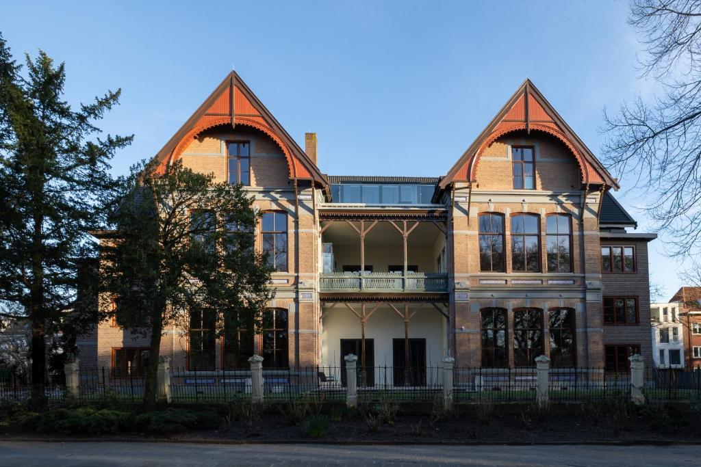 a large brick house with large windows at Park Lofts Groningen in Groningen