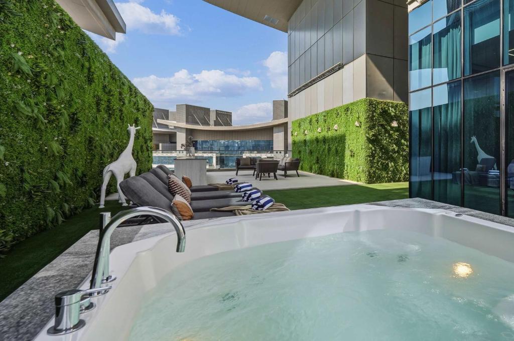 Palm Penthouse Sky Villa - Vast Terrace & Jacuzzi by Exclusive Holiday Homes