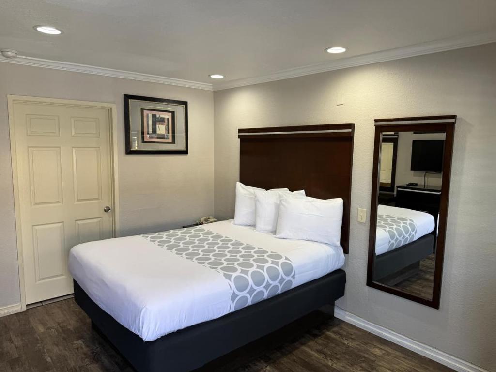 Rodeway Inn National City San Diego South - Queen Room - Non-Smoking