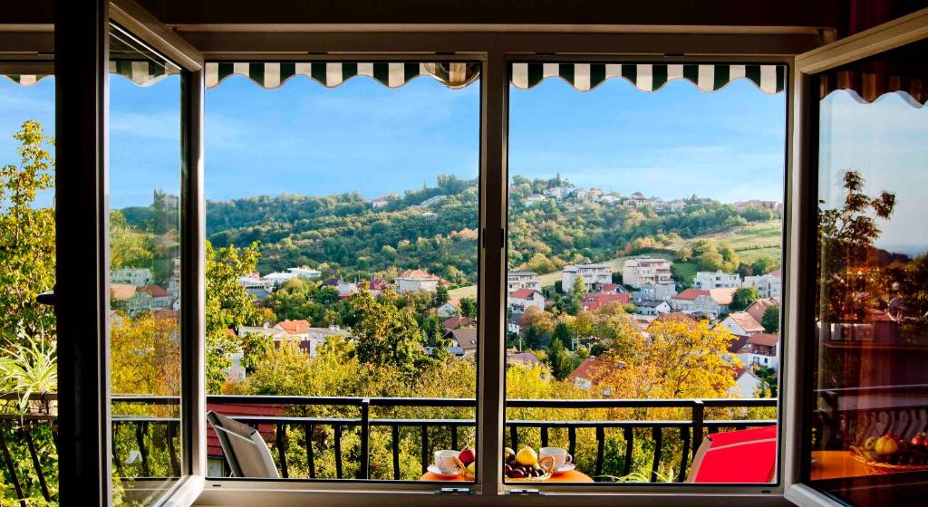 widok na miasto z okna w obiekcie Apartman Šestine w Zagrzebiu