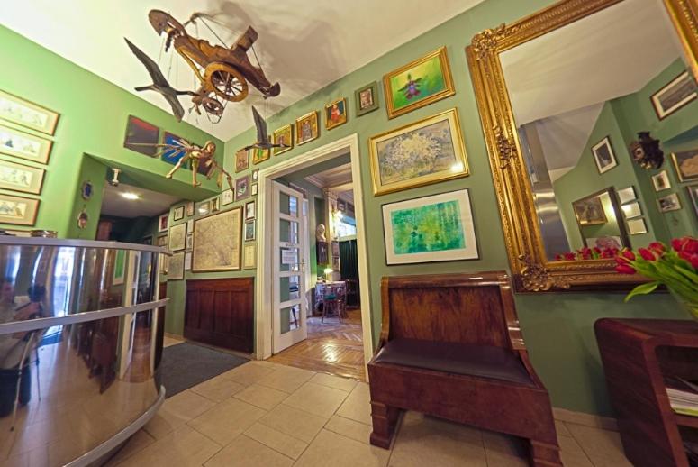 Televízia a/alebo spoločenská miestnosť v ubytovaní Hotel Alef
