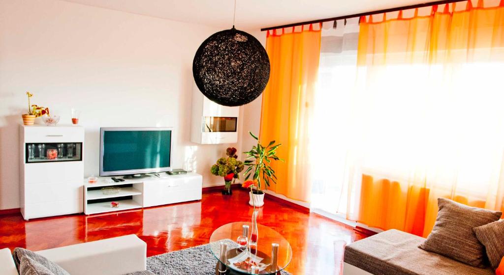 Televízia a/alebo spoločenská miestnosť v ubytovaní Apartman Šestine