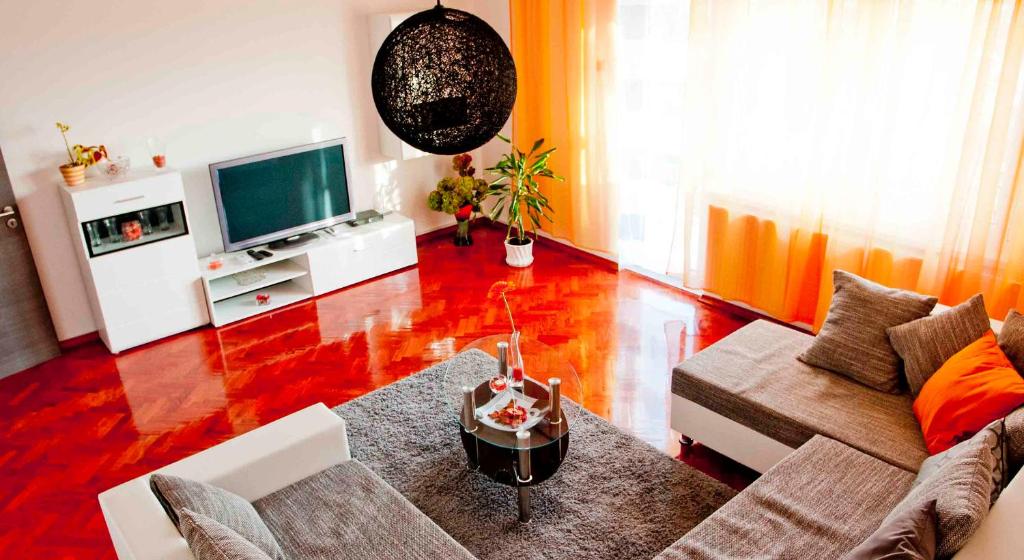 Televízia a/alebo spoločenská miestnosť v ubytovaní Apartman Šestine