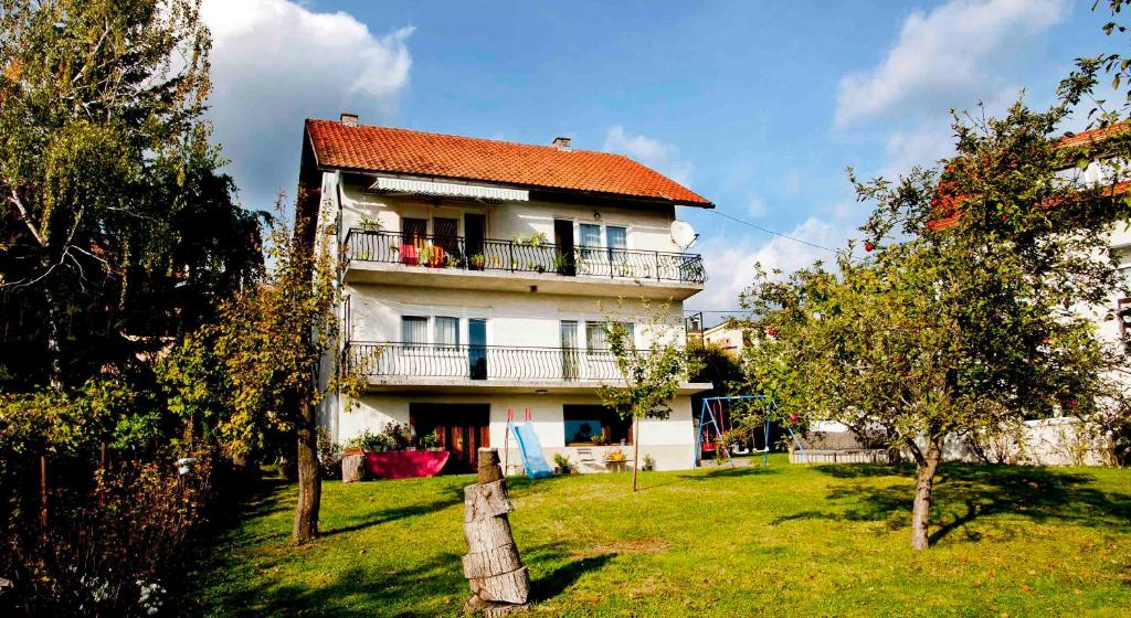 Vonkajšia záhrada v ubytovaní Apartman Šestine