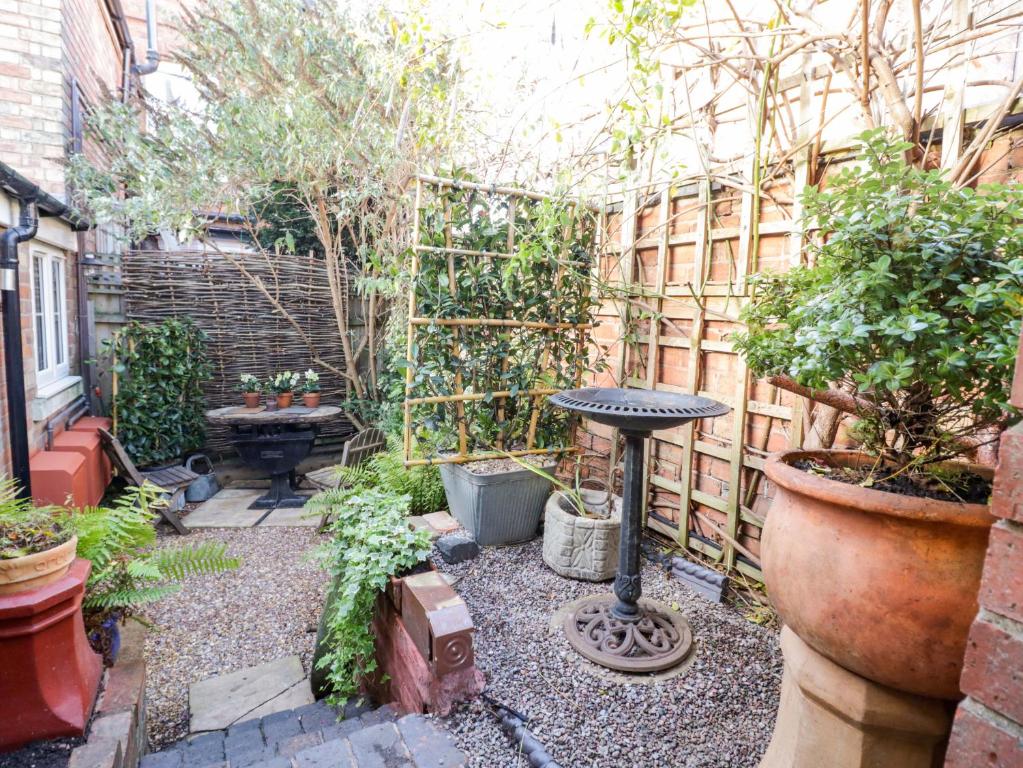 a small garden with a table and some plants at Tucked Away in Evesham