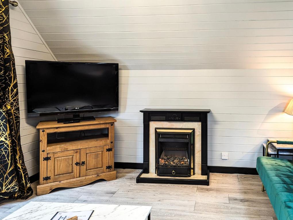 Lugh 9 - Hot Tub-Perth-Pets-Luxury-Hunting Tower 4