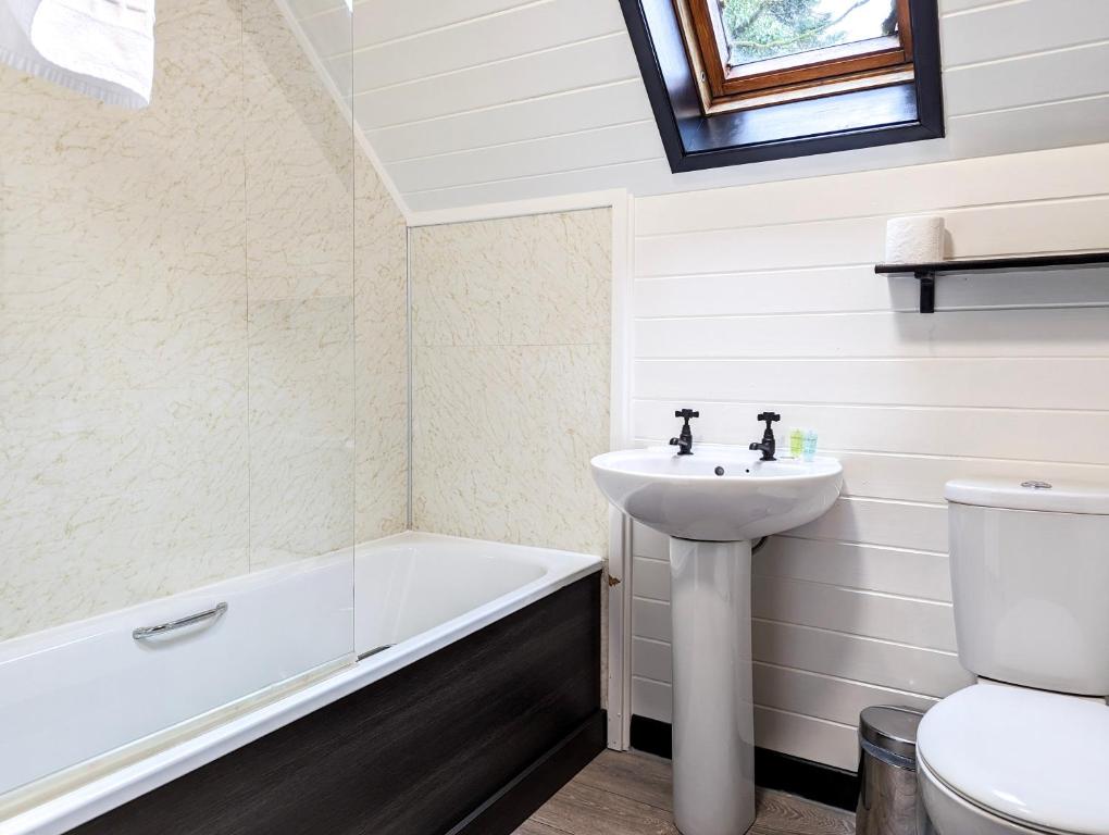 Lugh 9 - Hot Tub-Perth-Pets-Luxury-Hunting Tower 7
