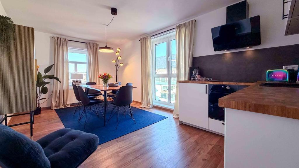 a living room with a table and chairs and a kitchen at Ferienwohnung CityVibes in Winterberg