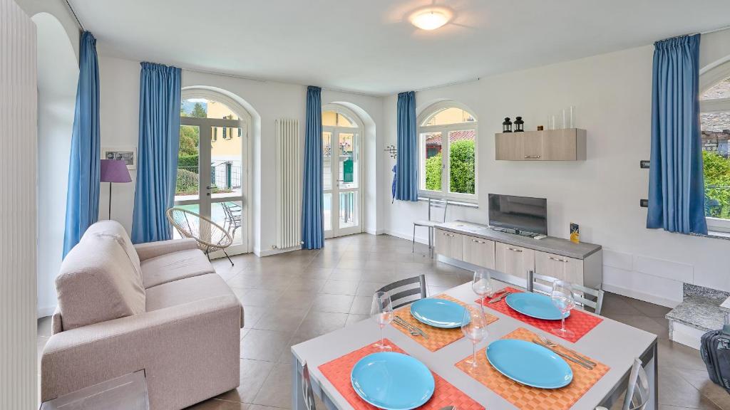 spiaggia uno pool side apartment