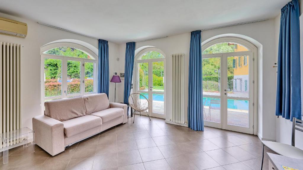 spiaggia uno pool side apartment