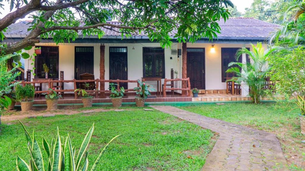 Jardí fora de Sigiri Binara Villa