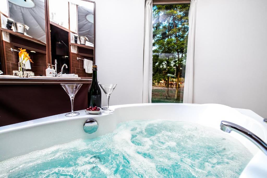 Vannituba majutusasutuses HOMOKI LODGE Bed & Beyond Glamping