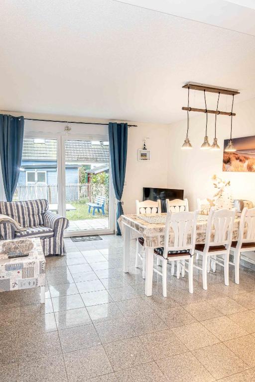 a living room with a white table and chairs at Ferienhaus Kranich in Pruchten
