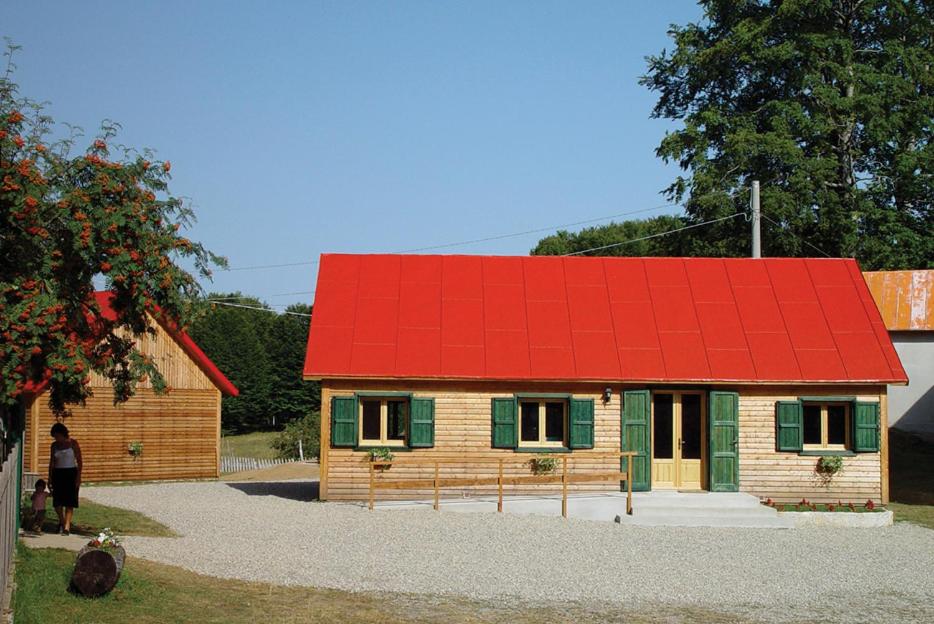 a small wooden house with a red roof at Orme nel parco - Villaggio Grechi in Tirivolo
