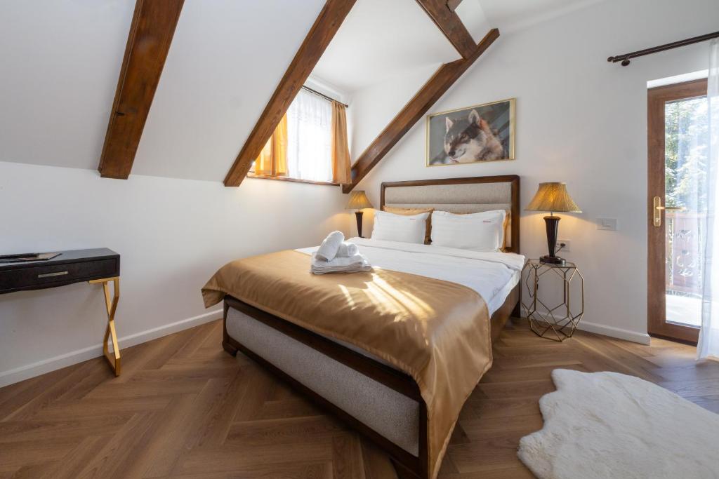 a bedroom with a large bed in a attic at Branovia in Bran