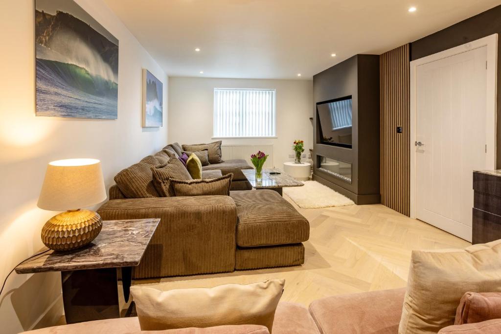 New Detached 3 Bed Luxe House on Exclusive Private Estate Close to Coast . Sleeps 6