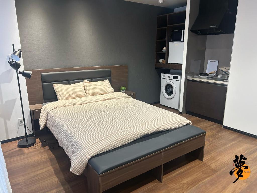 a small bedroom with a bed and a kitchen at Yume夢 堺店 in Sakai
