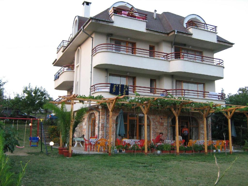 Una casa grande con un jardín enfrente. en Villa Victoria, en Sinemorets