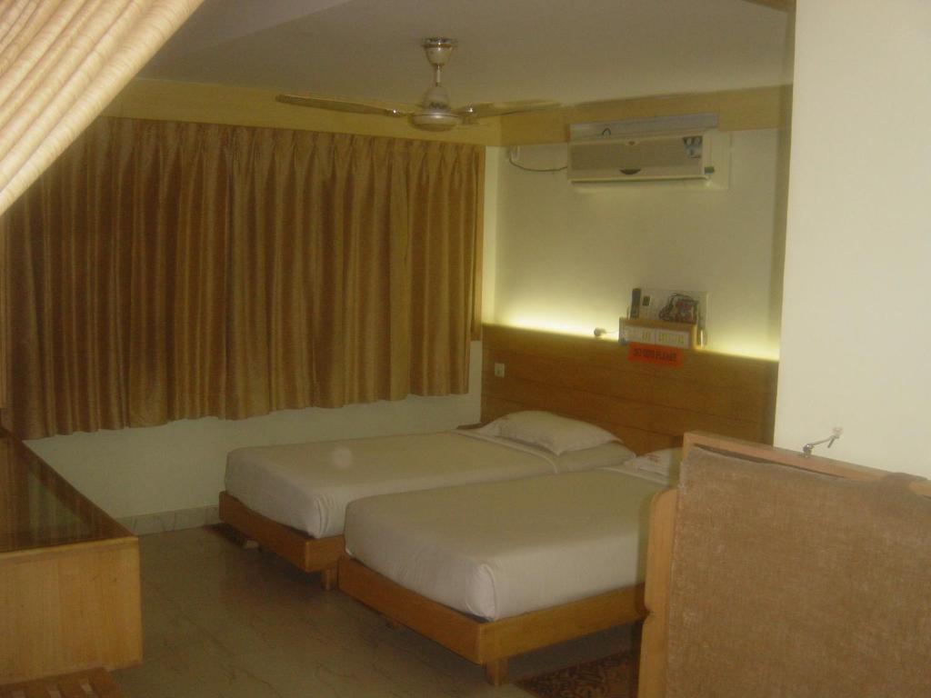 Postel nebo postele na pokoji v ubytování Parklane Hotel