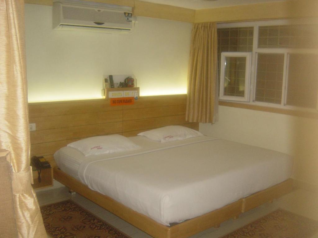 Postel nebo postele na pokoji v ubytování Parklane Hotel
