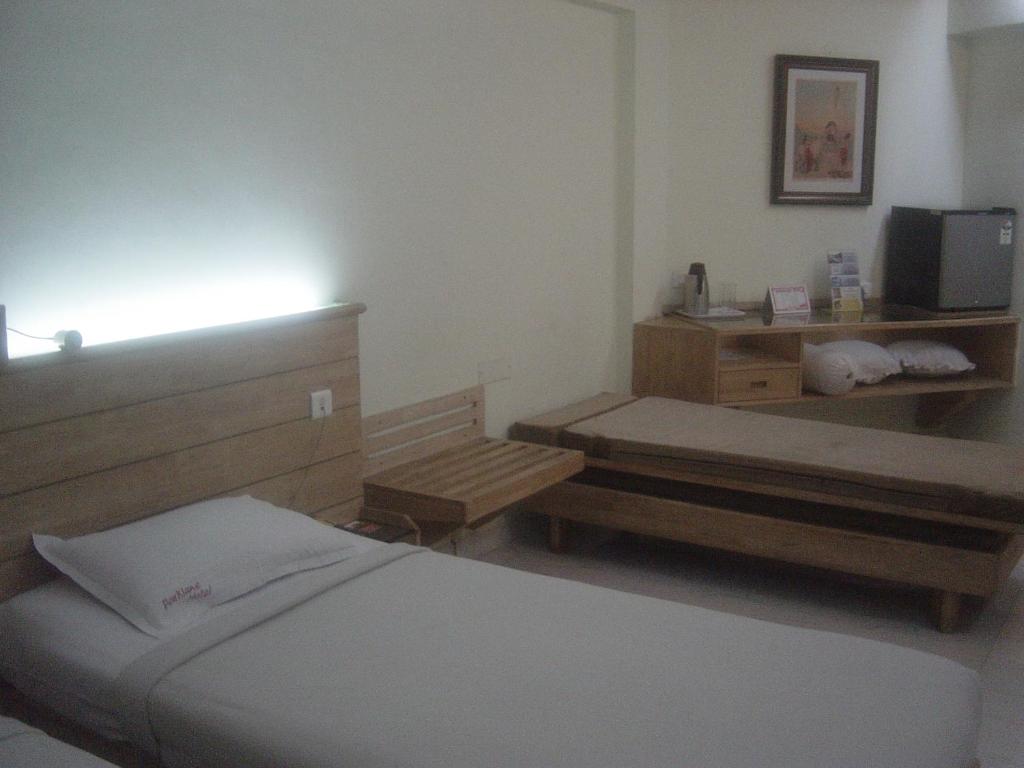 Postel nebo postele na pokoji v ubytování Parklane Hotel