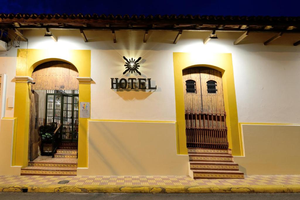 ein Gebäude mit zwei Türen und einem Hotelschild darauf in der Unterkunft Hotel La Posada del Doctor in León