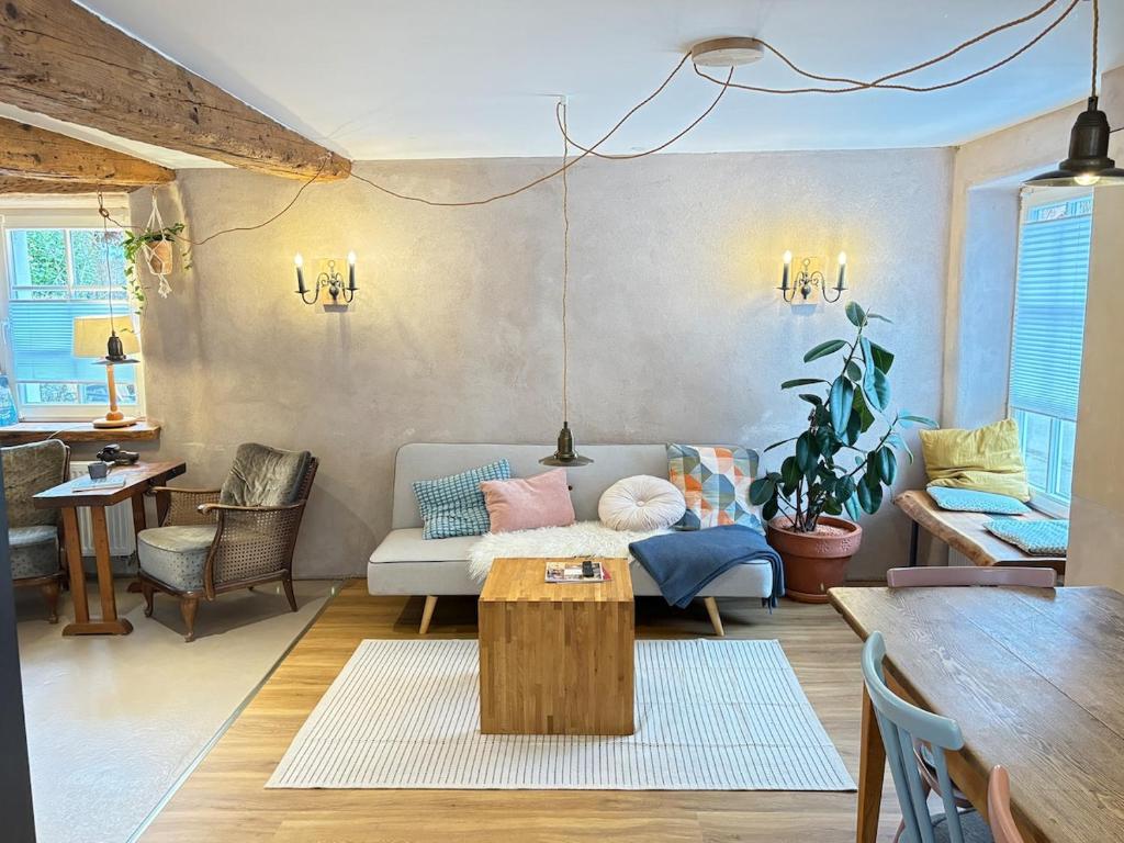 a living room with a couch and a table at Katzenbachlädle in Rottenburg