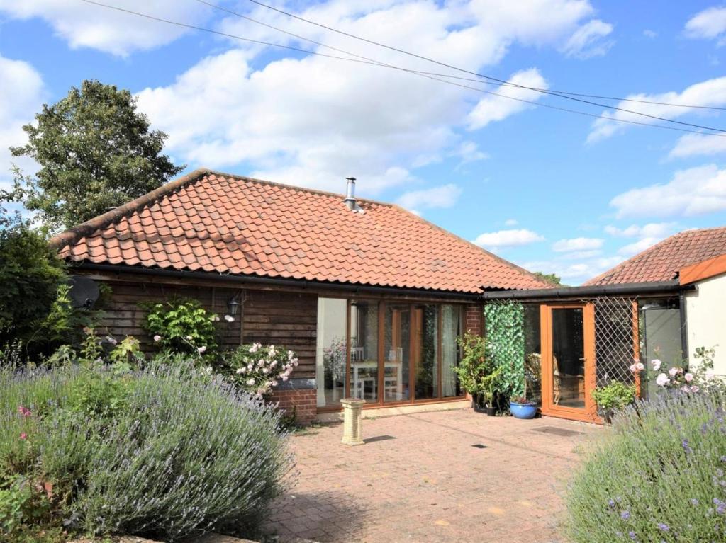 a small house with a red roof at 2 Bed in Norwich oc-64075 in East Harling