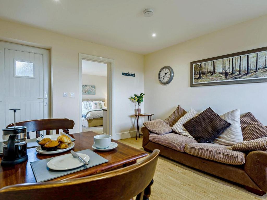 a living room with a couch and a table at 2 Bed in Spilsby oc-91141 in Skendleby