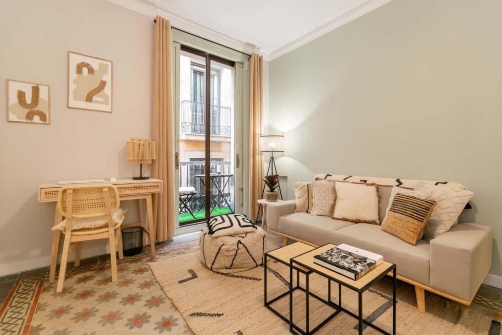 BOLIVIA. NEWLY RENOVATED FULL APARTMENT WITH BRIGHT TERRACE, Barcelona ...
