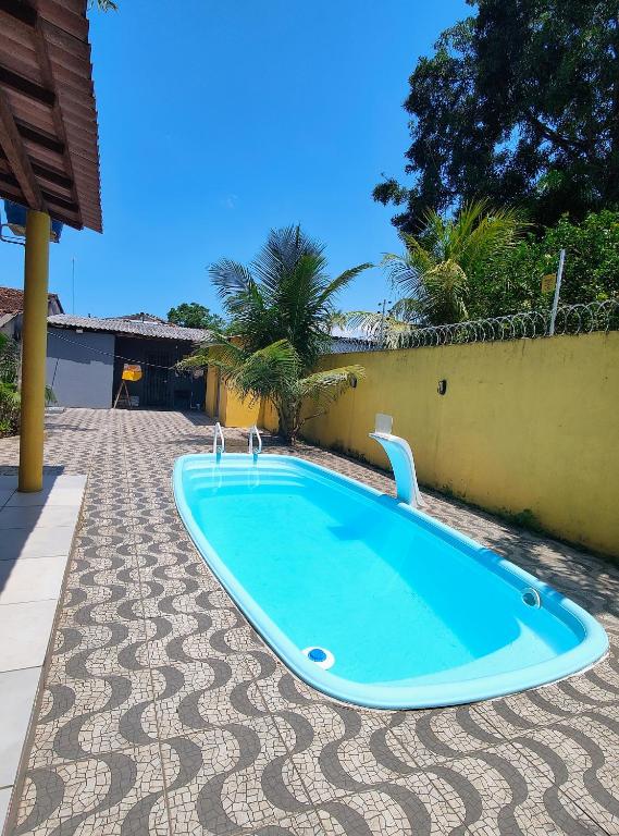 a swimming pool in a yard next to a house at Casa em Mosqueiro com Piscina in Belém