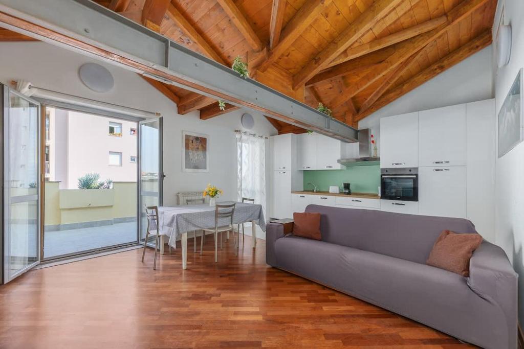 Homey Grandeur - Spacious Stay with Terrace & Wi-Fi