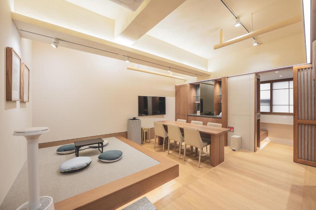 a living room with a table and chairs in it at 한 스위트 서울 in Seoul