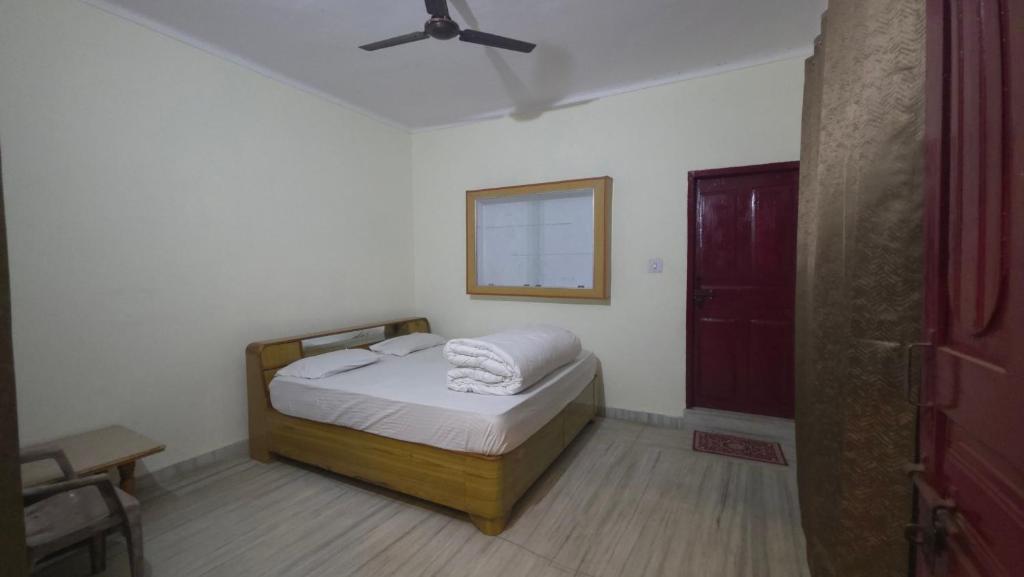 a bedroom with a bed and a ceiling fan at Hotel SPT Palace Phata in Phata