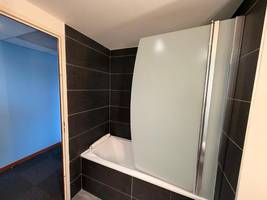 IBIS STYLES ALES CENTRE - Chambre Quadruple (1 Lit Double Et 2 Lits Simples)