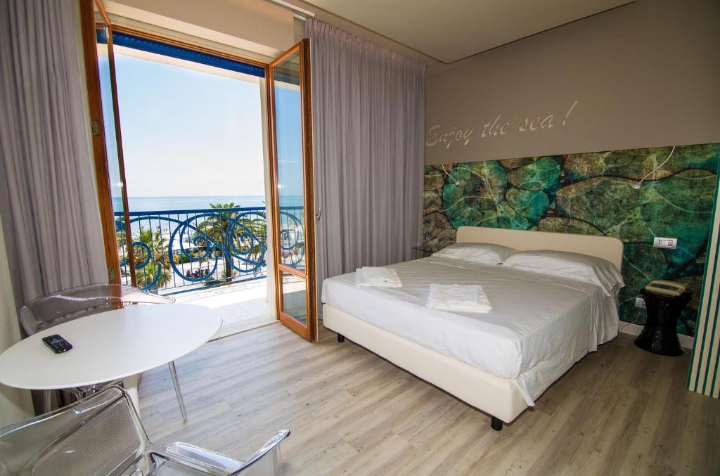 Hotel Jerry - Beachfront & Private Pool - Deluxe Double Room With Balcony And Sea View